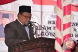 Drs.Hi.Mohammad Enggowa Sekretaris DPRD Kabupaten Gorontalo Utara, saat membacakan SK pelantikan 25 Anggota DPRD setempat 
