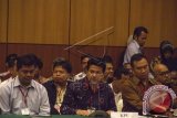 Ketua KPU, Husni Kamil Manik (tengah), membacakan pembelaan pada sidang lanjutan kode etik di Gedung Kementerian Agama, Jakarta Pusat, Rabu (13/8). Sidang lanjutan ketiga oleh DKPP ini beragendakan pembelaan dari teradu yaitu KPU dan Bawaslu, terkait 14 aduan yang dilakukan oleh tim pasangan capres-cawapres, Prabowo Subijanto dan Hatta Rajasa. ANTARA FOTO/Vitalis Yogi Trisna/wdy/14