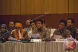Ketua Bawaslu, Muhamad (tengah), membacakan pembelaan pada sidang lanjutan kode etik di Gedung Kementerian Agama, Jakarta Pusat, Rabu (13/8). Sidang lanjutan ketiga oleh DKPP ini beragendakan pembelaan dari teradu yaitu KPU dan Bawaslu, terkait 14 aduan yang dilakukan oleh tim pasangan capres-cawapres, Prabowo Subijanto dan Hatta Rajasa. ANTARA FOTO/Vitalis Yogi Trisna/wdy/14