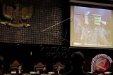 Ketua Majelis Hakim Mahkamah Konstitusi (MK) Hamdan Zoelva (kiri) bersama tiga Hakim Konstitusi, Ahmad Fadlil Sumadi (dua kiri), Muhammad Alim (tiga kiri) dan Aswanto (kanan) mendengarkan keterangan saksi dari Kapolres Nabire AKBP Tagor Hutapea melalui teleconference pada sidang lanjutan Perselisihan Hasil Pemilihan Umum (PHPU) Pilpres Tahun 2014 di Gedung MK, Jakarta, Kamis (14/8). Sidang ke enam lanjutan sengketa Pemilu Presiden 2014 dalam persidangan kali ini menghadirkan lima saksi dari pemohon (Kubu Prabowo - Hatta) dan duapuluh saksi dari pihak terkait (kubu Jokowi - JK). ANTARA FOTO/Muhammad Adimaja/wdy/14.