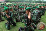 Ribuan prajurit Kodam Iskandar Muda mengikuti latihan tari saman massal dalam rangka persiapan menyambut HUT ke-69 RI di Lapangan Blang Padang, Banda Aceh, senin (11/8). Kodam Iskandar Muda mempersiapkan sebanyak 1.000 prajurit dan sebanyak 200 pelajar akan membawakan tari saman pada peringatan HUT ke-69 RI. ANTARA FOTO/Ampelsa/wdy/14.