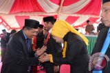 Wakil Bupati Gorontalo Utara Roni Imran memberi ucapan selamat kepada ketua DPRD sementara dari partai Golkar Nurjannah Yusuf