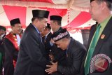 Wakil bupati Gorontalo Utara Roni Imran memberi ucapan selamat kepada para anggota DPRD periode 2014-2019
