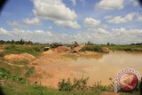 Ratusan lokasi penambangan intan yang mirip danau kecil di sejumlah lokasi penambangan intan di Martapura, beberapa waktu lalu. (FOTO ARNAWA/2014)