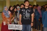 Surabaya (Antara Jatim) - Sebanyak 15 mahasiswa dari Brunei Darussalam mengikuti Kuliah Kerja Nyata (KKN) bertema 