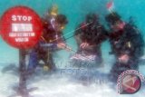 Anggota komunitas Arek Diving Surabaya mengikuti lomba catur dalam air saat peringatan hari kemerdekaan RI ke-69 di Surabaya Plaza Hotel, Surabaya, Jawa Timur, Sabtu (16/8). Berbagai lomba digelar di sejumlah tempat guna memperingati HUT Kemerdekaan RI ke-69. ANTARA FOTO/Suryanto