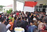 Ratusan mahasiswa tergabung dalam kelompok Pemuda Peduli Rumah Kita (Permai), menuntut para pimpinan DPRD Gorontalo Utara yang baru dilantik periode 2014-2019, agar menempati rumah dinas yang telah disiapkan pemerintah daerah.
