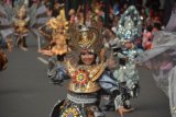 Sejumlah anak mengikuti karnaval anak-anak (Kids Carnival) dalam Jember Fashion Carnaval (JFC) ke-13 di Jember, Jawa Timur, Kamis (21/8). JFC Kids diikuti oleh sekitar 200 anak mulai dari TK, SD, dan SMP yang memakai kostum sesuai defile di JFC. ANTARA FOTO/Seno/ed/ama/14.