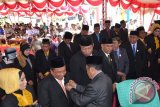 Bupati Gorontalo Utara Indra Yasin saat, menyematkan PIN anggota DPRD masa bakti 2014-2019.