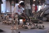 Jombang (Antara Jatim) - Seorang perajin menghaluskan patung cor kuningan di Mojotrisno, Mojoagung, Jombang, Jawa Timur, Selasa (5/8). Untuk menghemat bahan baku usaha ini menggunakan bahan bekas seperti bekas peluru, potongan-potongan kuningan dan bekas kran air yang didapat darj pengepul dengan harga Rp45.000 hingga Rp55.000. (FOTO Syaiful Arif/14/edy)