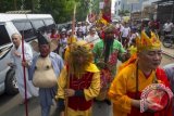 Warga keturunan etnis Tionghoa berkostum tokoh-tokoh cerita Perjalanan ke Barat mengikuti Kirab Budaya di Tangerang, Banten, Minggu (31/8). Kirab budaya itu merupakan acara puncak dari rangkaian kegiatan yang diselenggarakan untuk merayakan HUT ke-30 Tjie Thien Ta Sen Bio atau Butong di Vihara Dhamma Budhi Bakti, Tangerang. ANTARA FOTO/Ismar Patrizki
