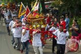 Warga keturunan etnis Tionghoa mengusung Joli saat Kirab Budaya di Tangerang, Banten, Minggu (31/8). Kirab budaya itu merupakan acara puncak dari rangkaian kegiatan yang diselenggarakan untuk merayakan HUT ke-30 Tjie Thien Ta Sen Bio atau Butong di Vihara Dhamma Budhi Bakti, Tangerang. ANTARA FOTO/Ismar Patrizki