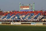 Madiun (Antara Jatim) – Suporter Madiun Putra FC (MPFC), The Mad Mania, melakukan koreografi membentuk huruf NKRI saat tim kebanggaannya melawan PSBI Kab. Blitar dalam pertandingan Divisi Utama Liga Indonesia 2014 di Stadion Wilis, Kota Madiun, Selasa (19/8). Dalam pertandingan tersebut, tim tuan rumah MPFC menang atas tim tamu PSBI Kab. Blitar dengan skor 2-1. (FOTO Siswowidodo/14/edy)