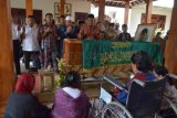 Ngawi (Antara Jatim) - Sejumlah pelayat berdoa di dekat peti jenazah pelawak Srimulat, Mamiek Prakoso (53) di rumah duka Dusun Kedung Dowo, Desa Jenggrik, Kec. Kedunggalar, Kab. Ngawi,  Senin (4/8). Mamiek Prakoso meninggal di Rumah Sakit Brayat Minulyo, Solo, Jateng, Minggu (3/8) itu dimakamkan di Tempat Pemakaman Umum (TPU) Dusun Sidowayah, Desa Jenggrik, Ngawi. (FOTO Siswowidodo/14/edy)