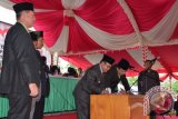 Penandatanganan persetujuan pembahasan KUA-PPAS antara  Bupati Gorontalo Utara Indra Yasin dengan Ketua DPRD periode 2009-2014 Muksin Badan