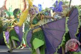 Tiga seniman membawakan tari Bali klasik dalam Parade Sanur Village Festival di Sanur, Bali, Minggu (24/8). Kegiatan tahunan itu diikuti oleh sejumlah perwakilan hotel dan perusahaan bidang pariwisata sebagai ajang promosi pariwisata, budaya, dan berbagai ide berbasis industri kreatif. ANTARA FOTO/Wira Suryantala/wra/14.