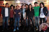 Grup band asal Yogyakarta, Sheila On 7 dan grup band rock /Rif berfoto bersama saat menghadiri konferensi pers jelang konser musik /Rif & Sheila On 7 di Jakarta, Rabu (27/8). Sheila On 7 akan tampil bersama /Rif dalam konser di Istora Senayan pada 19 September 2014 dengan tema Reuni untuk dua grup band yang hits pada era-90an dan 2000-an. ANTARA FOTO/Teresia May
