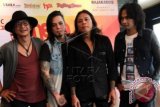 Grup band rock /Rif berfoto bersama saat menghadiri konferensi pers jelang konser musik /Rif & Sheila On 7 di Jakarta, Rabu (27/8). Sheila On 7 akan tampil bersama /Rif dalam konser di Istora Senayan pada 19 September 2014 dengan tema Reuni untuk dua grup band yang hits pada era-90an dan 2000-an. ANTARA FOTO/Teresia May