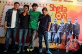 Grup band asal Yogyakarta Sheila On 7 berfoto bersama saat menghadiri konferensi pers jelang konser musik /Rif & Sheila On 7 di Jakarta, Rabu (27/8). Sheila On 7 akan tampil bersama /Rif dalam konser di Istora Senayan pada 19 September 2014 dengan tema Reuni untuk dua grup band yang hits pada era-90an dan 2000-an. ANTARA FOTO/Teresia MayR