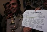 Kediri (Antara Jatim) - Kepala Polres Kediri Kota AKBP Budi Herdi Susianto menunjukkan berkas kasus dugaan korupsi dana jaringan aspirasi masyarakat (jasmas) tahun anggaran 2013 dalam gelar perkara di mapolres setempat, Rabu (3/9). Polres Kediri menetakan seorang tersangka, yang merupakan rekanan dalam kasus dengan anggaran dana dari APBD Kota Kediri senilai Rp350 juta itu dengan modus memotong dana pokmas (kelompok masyarakat). Polisi juga mendalami keterlibatan anggota legislatif bersangkutan yang mendapatkan dana jasmas di tempat itu. FOTO Asmaul Chusna/14/Chan.