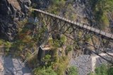 Lumajang (Antara Jatim) - Gladak Perak, jembatan buatan era penjajahan Belanda melintang di Jalan Raya Lumajang - Malang Kawasan Piket Nol, Pronojiwo, Lumajang, Jawa Timur, Sabtu (27/9). Jembatan tersebut merupakan jalur lintas selatan yang melintasi sungai Besuk Kobo'an, aliran lahar dingin gunung semeru yang bermuara dilaut selatan. FOTO/Seno/14/Oka.