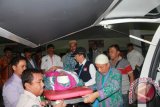Salah seorang jamaah calon haji (JCH) asal Kabupaten Bone Bolango, yang tergabung dalam kelompok terbang (kloter) 23 GTO-UPG, mendapat perawatan dari tim medis, dimana yang bersangkutan nyaris pingsan, saat acara prosesi pemberangkatan JCH di Asrama Haji Provinsi Gorontalo, Kamis.