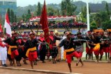 Arak-arakan Pataka Kota Ambon 'Bersatu Manggurebe Maju' pada upacara peringatan HUT Kota Ambon ke-439 di Lapangan Merdeka, Ambon, Senin (8/9). Kota Ambon terbentuk sejak 7 September 1575. ANTARA FOTO/Izaac Mulyawan