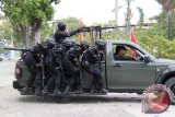 Pasukan Reider Kodam Iskandar Muda melakukan penyerbuan untuk membebaskan<br />
sandera yang disekap teroris saat simulasi di gedung Rektor Universitas Syiah Kuala , Banda Aceh, Kamis (11/9). Simulasi tersebut untuk meningkatkan kemampuan prajurit raider dalam menghadapi berbagai ancaman tehadap Negara Kesatuan Republik Indonesia, baik yang datang  dari dalam maupun dari luar. ANTARAACEH.COM/Ampelsa/14