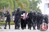 Pasukan Reider Kodam Iskandar Muda membebaskan sanddera  yang disekap teroris saat simulasi di gedung Rektor Universitas Syiah Kuala , Banda Aceh, Kamis (11/9). Simulasi tersebut untuk meningkatkan kemampuan prajurit raider dalam menghadapi berbagai ancaman tehadap Negara Kesatuan Republik Indonesia, baik yang datang  dari dalam maupun dari luar. ANTARAACEH.COM/Ampelsa/14