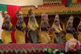 Para penari menampilkan tari Ranup Lampuan saat penyambutan tamu pad akegiatan Launching Kampus Universitas Islam Negeri, di Banda Aceh, Rabu (17/9). Tari Ranup Lampuan Aceh, selain ditampilkan pada pergelaran seni,  adat dan budaya itu, juga ditampilkan pada kegiatan penyambutan tamu resmi. ANTARAACEH.COM/Ampelsa/14