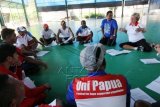 Pelatih asal Belanda Marian Muijsert (kanan) memberikan 'Coaching' Clinic' kepada sejumlah pelatih dari berbagai cabang olahraga di Ambon, Senin (22/9). Pelatihan dalam rangka peningkatan kapasitas pelatih tersebut merupakan bagian dari program 'Indonesia Sport for Development Partnership' yang dikoordinir International Sport Alliance (ISA), dan diikuti 20 pelatih dari Provinsi Maluku, Papua, Papua Barat dan Nusa Tenggara Timur. ANTARA FOTO/Izaac Mulyawan/ss/ama/14