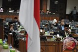 Anggota dewan menghadiri sidang paripurna  masa persidangan III DPR Aceh di Banda Aceh, Rabu (24/9). Sidang Paripurna yang hanya dihadiri sekitar 65 persen anggota dewan itu membahas  tentang penyempurnaan Qanun Jinayat (hukum Pidana Islam) menyangkut perbuatan kejahatan menyangkut dengan pembunuhan, perzinahan,menunuduh berzina, judi, khalwat dan perbuatan dosa lainnya yang dapat dihukum cambuk atau dirajam menurut jenis pelanggarannya dalam syariat. ANTARAACEH.COM/Ampelsa/14