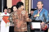 Bupati Muba menerima penghargaan Adimanggalya Krida 