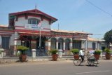 Bondowoso (Antara Jatim) - Pengendara becak melintasi di depan Stasiun Bandowoso, Jawa Timur, Senin (22/9). PT Kereta Api Indonesia Daerah Operasional IX Jember mulai merestorasi stasiun yang dibangun di era penjajahan Belanda itu dan akan digunakan sebagai museum kereta api pada tahun 2015. FOTO Seno/14/DK