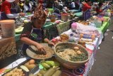 Banyuwangi (Antara Jatim) - Sejumlah peserta mengikuti Festival Rujak Soto di Taman Blambangan Banyuwangi, Jawa Timur, Sabtu (20/9). Sebanyak 192 peserta mengikuti Festival Rujak Soto yang merupakan makanan khas Banyuwangi, yaitu paduan antara rujak cingur dengan soto babat. (FOTO Seno/14/edy)