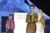 Banyuwangi (Antara Jatim) - Dua model membawakan busana batik motif 