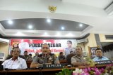 Kapolda Kalbar, Brigjen (Pol) Arief Sulistyanto (dua kiri) didampingi sejumlah pejabat utama Polda Kalbar, memaparkan kasus yang melibatkan dua anggota Polda Kalbar yang ditangkap Polis Di Raja Malaysia (PDRM), di Mapolda Kalbar, Rabu (10/9). Polda Kalbar menetapkan AKBP Idha Endri Prastiono sebagai tersangka, serta ditahan di sel Mapolda Kalbar hingga 20 hari ke depannya sambil menjalani pemeriksaan dan proses hukum atas dugaan penyalahgunaan wewenang saat menjabat sebagai Kasubdit III Ditresnarkoba Polda Kalbar. Sementara Brigadir MH Harahap akan diperiksa guna mendalami motif kepergiannya ke Kuching tanpa seijin atasan. ANTARA FOTO/Jessica Helena Wuysang/pd/14