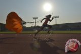 Altelt lari gawang putri pelatnas Asian Games 2014, Dedeh Erawati berlatih fisik menggunakan parasut di Stadion Madya Senayan, Jakarta, Sabtu (13/9). Sejumlah atelt pelatnas masih terus berlatih guna persiapan pesta olahraga Asia di Incheon, Korea. ANTARA FOTO/Saptono/wdy/14