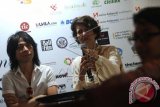 Pendiri Festival Film Internasional Bali (Balinale) Deborah Gabinetti (kanan) bersama personil Slank Abdee Slank menghadiri konfrensi pers jelang perhelatan Bali International Film Festival 2014 di Jakarta, Kamis (25/9). Bali International Film Festival 2014 yang di gelar kedelapan kalinya bertemakan Fokus On Woman tersebut akan menampilkan pemutaran 52 film asing dan 7 film Indonesia dan di gelar pada 12-18 Oktober mendatang. FOTO ANTARA/Teresia May/wdy/13