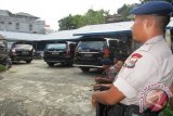 Anggota Brimobda Papua nampak siaga di Kantor KP