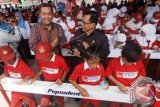 Wakil Menteri Pendidikan dan Kebudayaan bidang Pendidikan Musliar Kasim (kiri) didampingi Wakil Gubernur Sumbar, Muslim Kasim (kanan), menyaksikan anak-anak menyikat gigi bersama saat peringatan Bulan Kesehatan Gigi Nasional (BKGN) 2014 di Rumah Sakit Gigi dan Mulut, FKG Universitas Baiturrahmah Padang, Sumbar, Jumat (12/9). BKGN digelar hingga tiga hari mendatang melibatkan 300 tenaga kesehatan gigi untuk melayani 2000 orang di kota itu. ANTARA FOTO/Iggoy el Fitra/wdy/14.