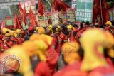 Ratusan buruh membawa spanduk dan poster saat aksi di depan Istana Merdeka, Jakarta, Senin (15/9). Ratusan buruh melakukan aksi menuntut penghapusan sistem kerja kontrak dan outsourcing serta meminta upah yang layak. ANTARA FOTO/Prasetyo Utomo/wdy/14