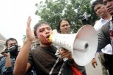 Sorang aktivis mahasiswa berorasi mengutuk aksi kekerasan aparat kepolisian yang dilakukan saat berlangsungnya unjukrasa di depan DPRD Provinsi Kalbar, Senin (29/9). Unjuk rasa dari sejumlah elemen mahasiswa saat pelantikan anggota DPRD Provinsi Kalbar periode 2014-2019 tersebut, berakhir ricuh dan mengakibatkan sejumlah mahasiswa terluka. ANTARA FOTO/Jessica Helena Wuysang/Asf/nz/14.
