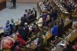 Anggota DPR dari Fraksi Partai Demokrat melakukan 'walk out' dalam Sidang Paripurna yang membahas pengesahan Rancangan Undang-Undang (RUU) Pilkada di Kompleks Parlemen Senayan, Jakarta, Jumat (26/9). Dari hasil voting, mekanisme pemilihan kepala daerah secara tak langsung mendapat 226 suara sementara mekanisme pilkada tak langsung mendapat 135 suara. ANTARA FOTO/Rosa Panggabean/wdy/14.