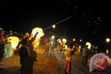 Warga kampung nelayan Roban Timur menerbangkan lampion pada festival lampion di pesisir pantai Kabupaten Batang, Jawa Tengah, Rabu (24/9) malam. Kegiatan tersebut sebagai simbol pengharapan warga kampung nelayan untuk kehidupan laut serta hasil tangkapan perikanan yang lebih baik. ANTARA FOTO/Yudhi Mahatma/wdy/14