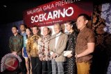 Sutradara film Soekarno, Hanung Bramantyo (kanan) bersama mantan Perdana Menteri Malaysia, Tun Dr. Mahathir Mohamed (kedua kanan) dan Kedubes RI di Malaysia Herman Prayitno (keempat kanan) saat menghadiri Malam Gala Premiere Film Soekarno di TGV One Utama Shopping Centre, Kuala Lumpur, Malaysia, Senin (29/9) malam. Film mengangkat kehidupan presiden pertama Indonesia dalam memimpin perjuangan Indonesia hingga merdeka pada tanggal 17 Agustus 1945. ANTARA FOTO/Rafiuddin Abdul Rahman/wdy/14