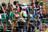 Atlit melepaskan anak panah ke sasaran dalam Kejuaraan Provinsi 2014 di lapangan Panahan GOR Hasanudin HM Banjarmasin, Jumat (19/9). Pengprov Perpani Kalsel menggelar Kejurprov Panahan sebagai seleksi atlit menghadapi Kejurnas Panahan di Lampung pada November 2014 mendatang. Foto Antaranews Kalsel/Herry Murdy Hermawan