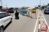 Pengandara bermotor mengikuti perubahan arus lalu lintas melewati bawah jembatan Pangeran Banjarmasin yang sedang dalam pengerjaan, Rabu (24/9). Pengalihan arus kendaraan dari arah kayutangi menuju jalan S Parman tersebut terkait penyelesaian oprit jembatan. Foto Antaranews Kalsel/Herry Murdy Hermawan