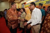      Surabaya (Antara Jatim) - Wakil Wali Kota Surabaya Wisnu Sakti Buana memberikan ucapan selamat kepada pengurus Kamar Dagang dan Industri (Kadin) Kota Surabaya periode 2014-2019 yang dilantik oleh Ketua Kadin Jatim La Nyalla Mahmud Mataliti di Pemkot Surabaya, Jumat (4/9). 
Wisnu menyatakan pertumbuhan ekonomi Surabaya pun sejak tahun 2010 selalu di atas Jawa Timur dan Indonesia, serta mencapai angka di atas tujuh persen. Foto Abdul Hakim/14/Oka.
     
