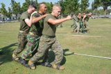 Sejumlah prajurit United States Marines Corps (USMC), bersama prajurit Korps Marinir TNI AL mengikuti permainan tradisional Indonesia Lomba Lari Bakiak di sela-sela latihan bersama Marines Tactical Warfare Simulation (MTWS)-14, di Brigade Infanteri-1 (Brigif-1) Marinir Gedangan, Sidoarjo, Sabtu (13/9). Latihan bersama MTWS-14 antara Korps Marinir TNI AL dan USMC yang digelar hingga 18 September 2014 dan diikuti 33 personel USMC tersebut, merupakan latihan untuk mengasah kemampuan dan ketrampilan dalam penanggulangan bencana dan Operasi Militer Selain Perang (OMSP). ANTARA FOTO/Eric Ireng/ed/mes/14